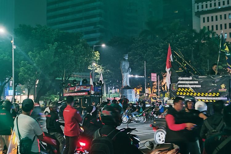 Mobil komando massa buruh mulai meninggalkan kawasan Patung Kuda Arjuna Wiwaha, Gambir, Jakarta Pusat, Kamis (10/8/2023) malam. (KOMPAS.com/XENA OLIVIA)