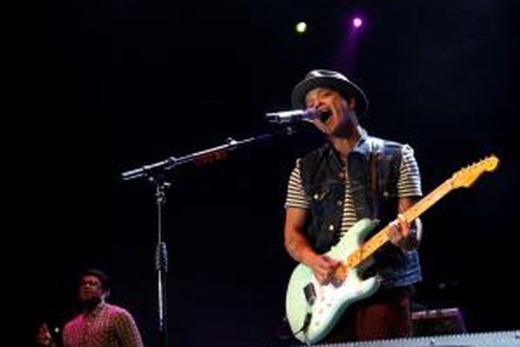 Penyanyi, pencipta lagu sekaligus produser asal Amerika Serikat, Bruno Mars menghibur penonton pada konser Bruno Mars The Doo-Wops and Holigans Tour di Istora Senayan, Jakarta, Selasa (5/4/2011) malam. Pelantun single hits Just The Way You Are tersebut mencatat kesuksesan gemilang dengan mencatatkan tujuh nominasi di Grammy Awards yang digelar tanggal 13 Februari 2011.