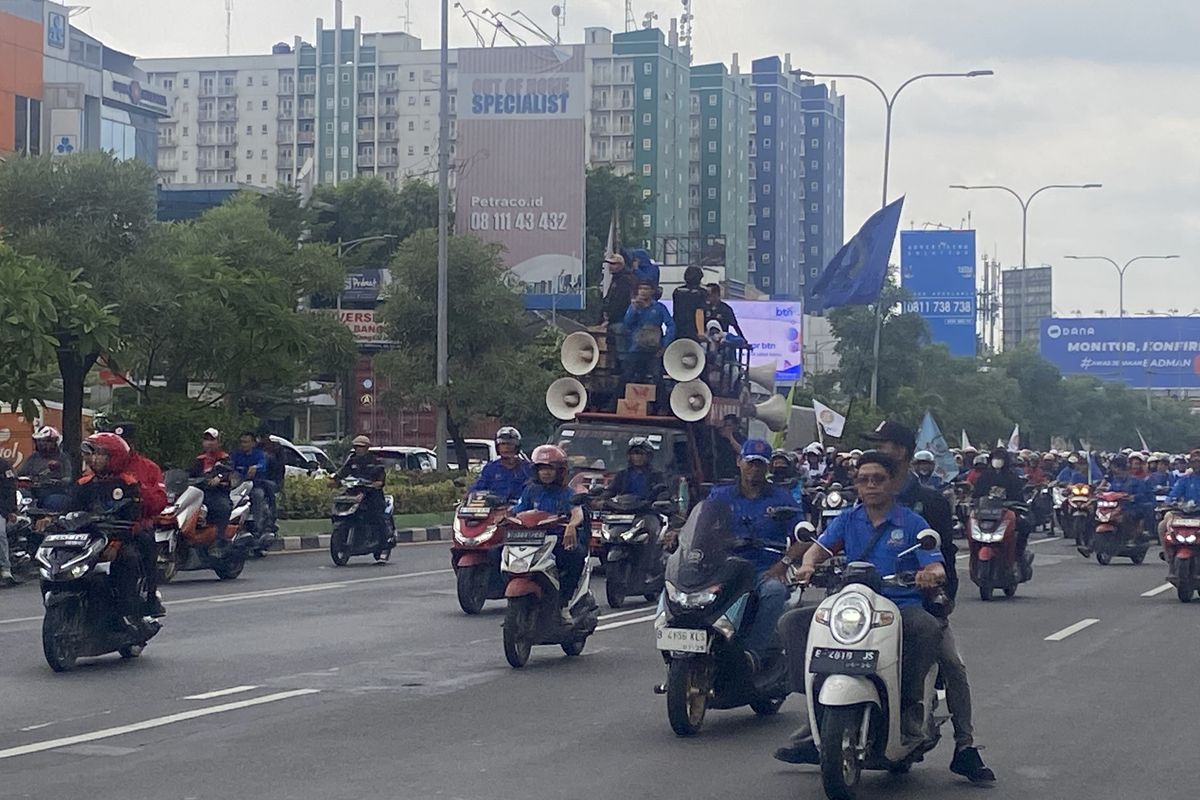 Massa Buruh Tuntut Kenaikan Upah 6,5 Persen di Gedung Pemkot Bekasi