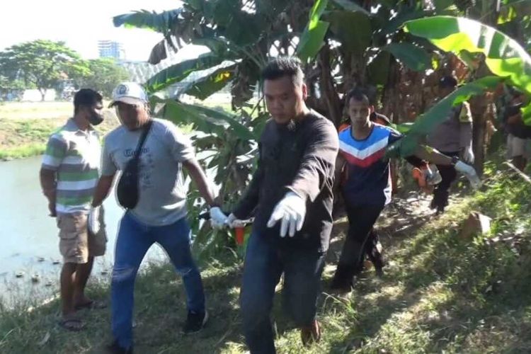 Proses evakuasi mayat laki-laki yang mengambang di Sungai Bengawan Solo, pada Senin (17/7/2023)