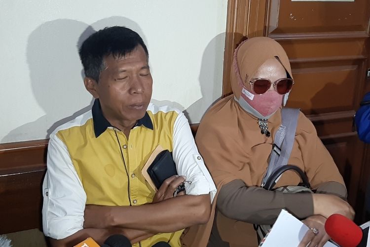 Kiwil dan Rohimah saat menghadiri sidang perdana perceraian mereka di PA Jaksel, Rabu (20/1/2021)