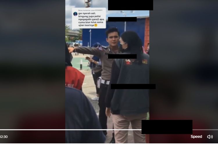Beredar sebuah video yang memperlihatkan ibu-ibu marah ke polisi karena anaknya tidak lolos ujian praktik  SIM C. Video beredar di media sosial sejak Minggu (28/5/2023).
