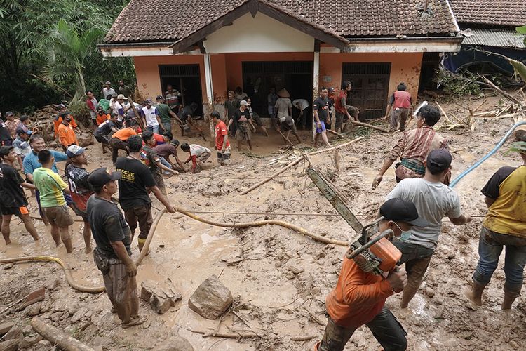 Sejumlah petugas dan relawan dibantu oleh warga, melakukan proses pencarian korban longsor di Desa Banjarpanepen, Sumpiuh, Banyumas, Jateng, Selasa (17/11/2020). Longsor terjadi pada Selasa dini hari, satu orang ditemukan tewas, sementara tim gabungan terus berupaya mengevakuasi tiga korban tertimbun lainnya yang belum ditemukan.