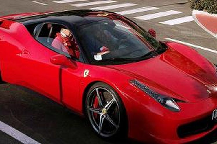Wisatawan menyewa mobil Ferrari berkeliling kawasan Maranello, Italia.