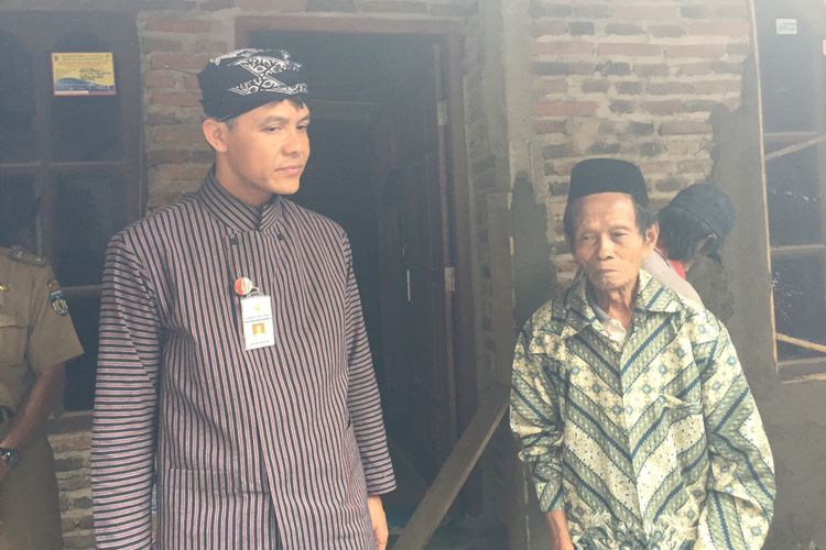 Gubernur Jawa Tengah Ganjar Pranowo mendatangi rumah milik Sahlan warga Desa Mayong Lor, Dukuh Bendowangen RT 04 RW 03, Kecamatan Mayong, Jepara, Jawa Tengah, Senin (16/10/2017