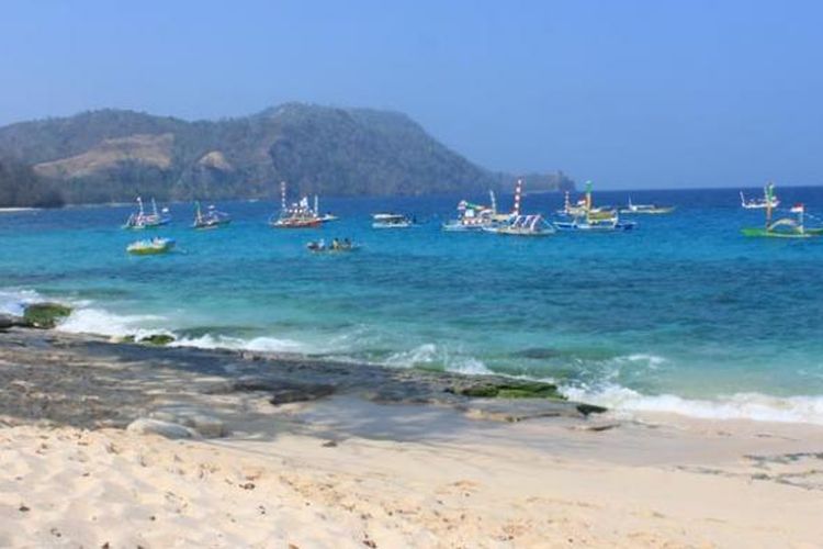 Pantai Pal, Marinsow, Likupang Timur, Kabupaten Minahasa Utara, Sulawesi Utara. Pantai ini menjadi tempat penyelenggaraan Festival Bunaken 2015 yang digelar 24-27 Oktober 2015.