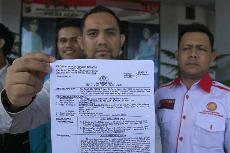 Fani Adi Reska didampingi kuasa hukum dari PPNI dan sejumlah LSM meperlihatkan surat pengaduan dari Sentral Pelayanan Kepolisian Terpadu (SPKT) Polda Aceh, Selasa (17/12/2019).