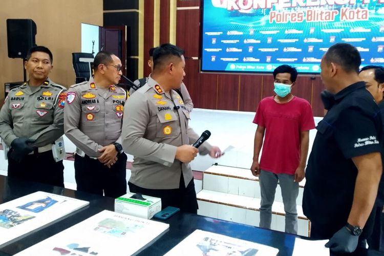 Pelaku tabrak lari di Jalan Kenari, Kota Blitar, AGS (kaos merah), dihadirkan pada konferensi pers di Mapolres Blitar Kota, Rabu (18/12/2024)