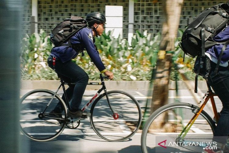 Kurir sepeda Westbike Messenger melintas di ruas jalanan Ibu Kota Jakarta mengantar kiriman paket pelanggan.