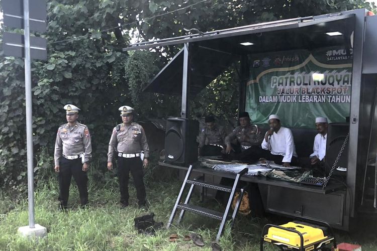 Polisi saat menggelar patroli ruqyah di Sidoarjo, Jumat (5/4/2024).