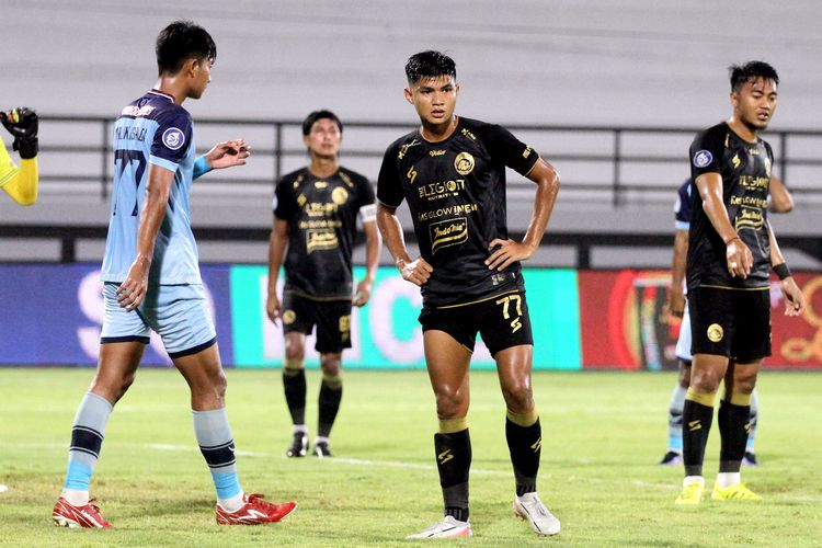 Pemain Arema FC Genta Alparedo saat pertandingan pekan 22 Liga 1 2021-2022 melawan Persela Lamongan yang berakhir dengan skor 0-1 di Stadion Kapten I Wayan Dipta Gianyar, Selasa (1/2/2022) malam.