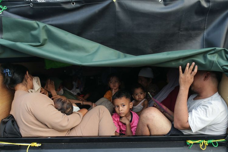 Anggota keluarga Anjasmara duduk berdesakan di bak pikap saat antre di Pelabuhan Merak, Cilegon, Banten, Rabu (19/4/2023). Anjasmara bersama 18 orang anggota keluargaya menempuh perjalanan mudik sejauh 1.349 kilometer dari Bekasi ke Painan, Pesisir Selatan, Sumatera Barat menggunakan pikap untuk bisa merayakan Idul Fitri 1444 Hijriah di kampung halaman.