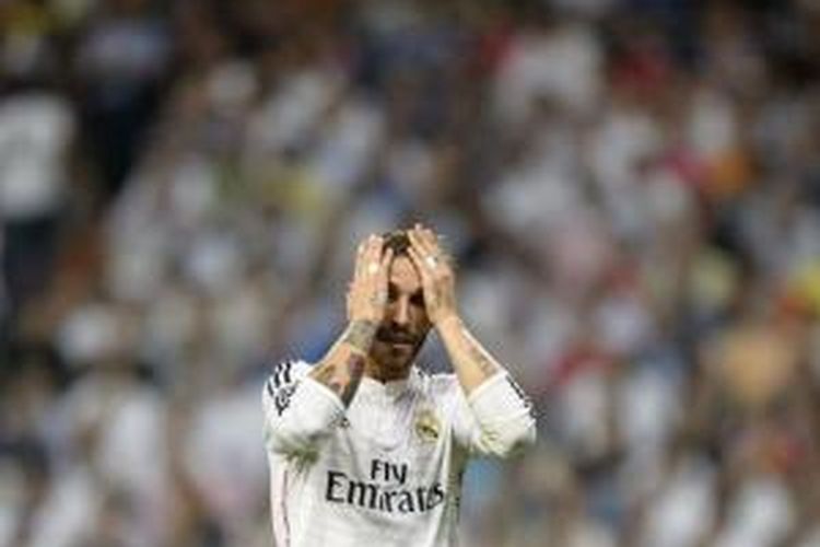 Ekspresi bek Real Madrid, Sergio Ramos, setelah timnya dipastikan tersingkir dari Liga Champions. El Real tersingkir karena kalah agregat 2-3 dari Juventus pada babak semifinal. 