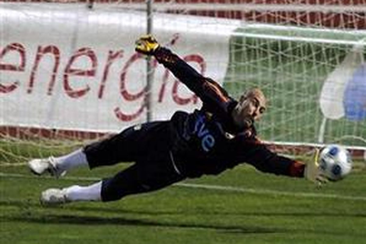 Pepe Reina saat berlatih untuk timnas Spanyol.