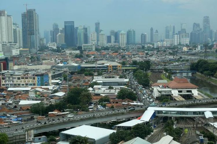 Jakarta yang tak lagi punya proporsi ruang hijau dan biru melebihi bangunan dan jalanan, Senin (9/1/2017). 