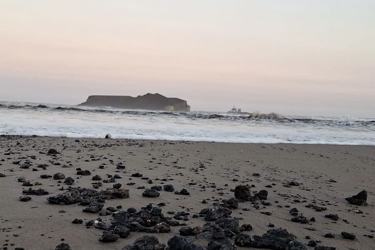 Akibat Tongkang Miring di Perairan Batukaras, Batu Bara Berceceran Cemari Pantai Pangandaran