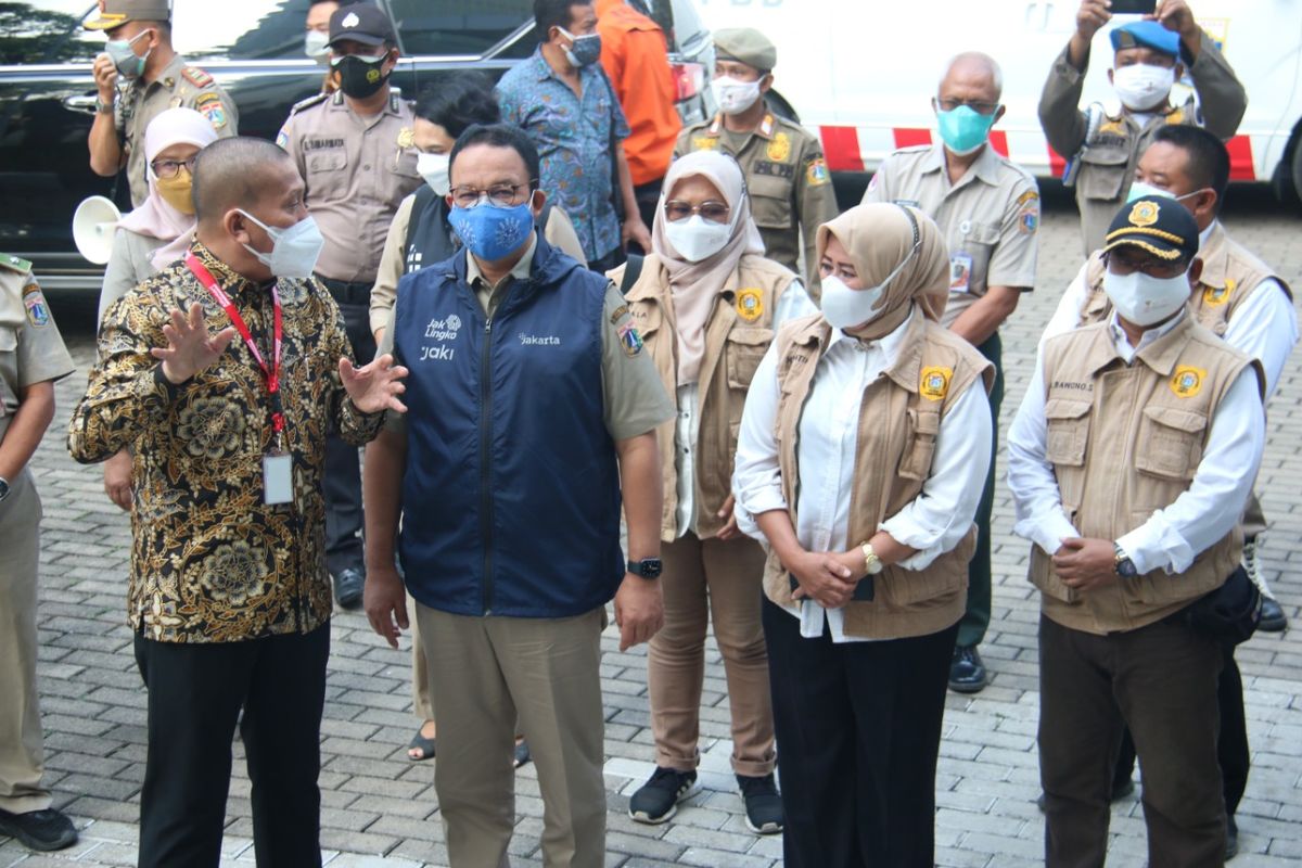 Gubernur DKI Jakarta, Anies Rasyid Baswedan melakukan peninjauan ke mes mahasiswa Universitas Bunda Mulia (UBM), Pademangan, Jakarta Utara, yang akan dijadikan tempat isolasi terkendali bagi pasien Covid-19 pada Selasa (3/8/2021). 