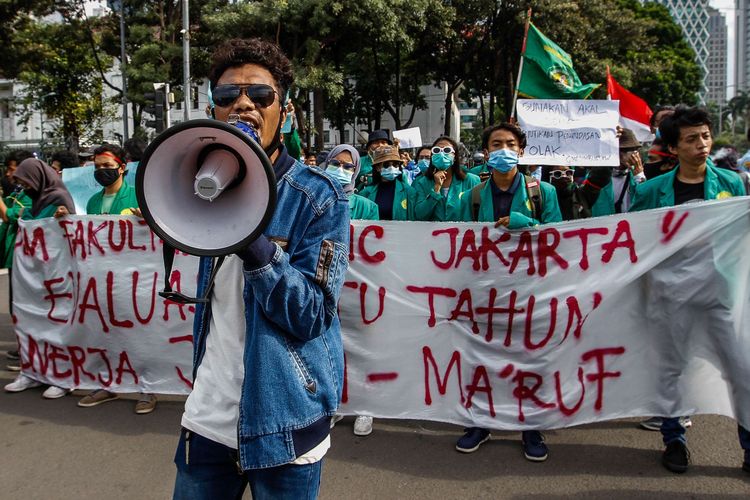 Mahasiswa yang tergabung dalam BEM Seluruh Indonesia (SI) melakukan aksi unjuk rasa di kawasan Patung Kuda, Jakarta Pusat, Selasa (20/10/2020). Mereka menolak pengesahan omnibus law Undang-undang Cipta Kerja yang bertepatan dengan satu tahun pemerintahan Jokowi-Maruf.