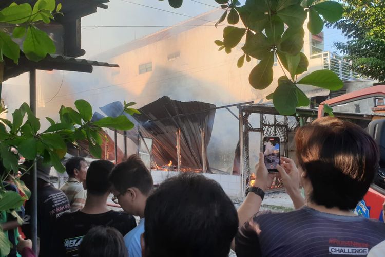 Tiga orang luka-luka setelah satu warung makan di Jalan Banda, Kelurahan Mangkujayan, Kecamatan Ponorogo, Kabupaten Ponorogo, Jawa Timur, ludes terbakar api Kamis (25/1/2024) pagi