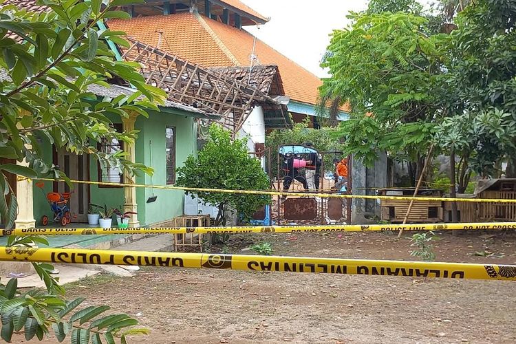 Rumah Hasim dipagari garis polisi setelah hancur akibat ledakan bahan peledak Bom Ikan, Senin (17/10/2022) malam.