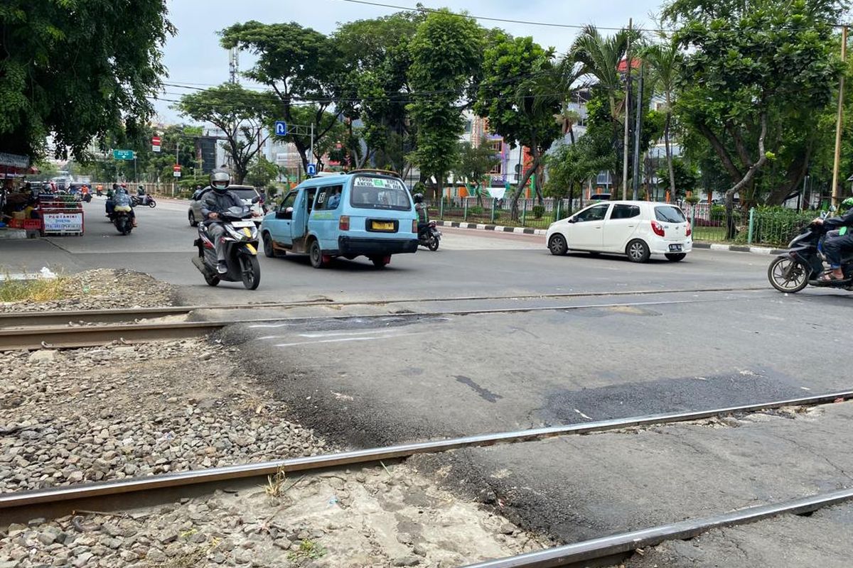 Pengendara motor masih terlihat melawan arus di perlintasan kereta api Mangga Dua Raya, perbatasan antara Jakarta Utara dengan Jakarta Pusat. Lokasi ini merupakan tempat terjadinya tabrakan antara pengendara motor dengan KRL pada Senin (5/12/2022) lalu. 