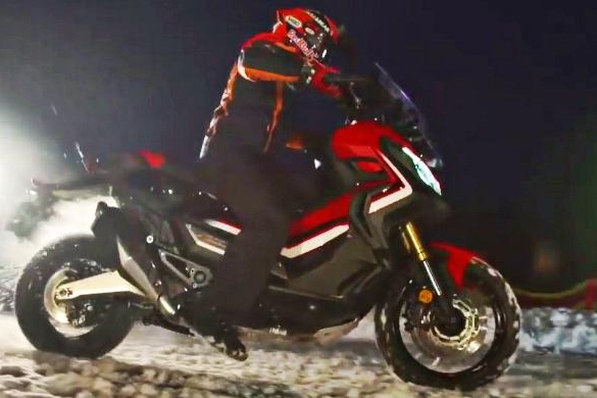 Marc Marquez geber Honda X-ADV di lintasan salju.