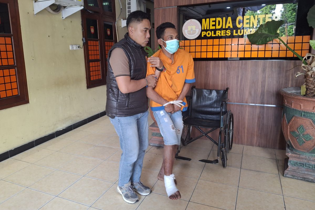 Misnaton, pencuri sapi tetangganya, terpincang saat digiring ke Mapolres Lumajang, Rabu (25/6/2025). Kakinya ditembak polisi karena melawan saat akan ditangkap.