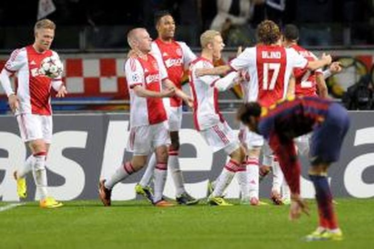 Para pemain Ajax Amsterdam saat merayakan gol Thulani Serero ke gawang Barcelona pada matchday kelima Grup H Liga Champions di Amsterdam Arena, Selasa atau Rabu (27/11/2013) dini hari WIB.