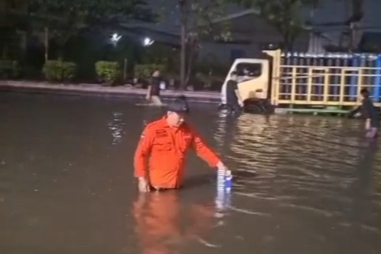 Kepadatan arus lalulintas di Jalan Pantura Semarang-Demak, Jawa Tengah, mulai terurai meski masih tergenang banjir sekitar 50-70 sentimeter pada Jumat (24/10/2025) malam.