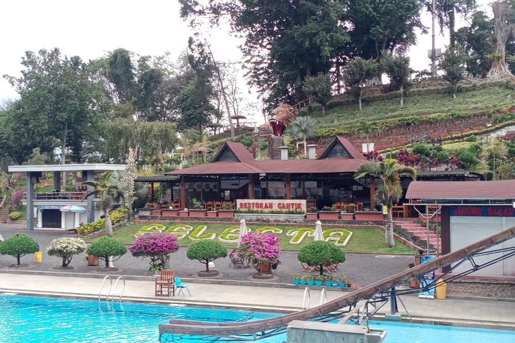 Kondisi Taman Rekreasi Selecta di Kota Batu, Jawa Timur yang belum ramai pengunjung. 