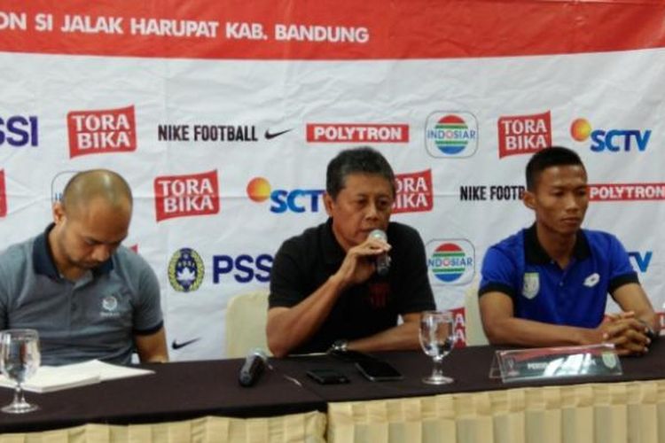 Pelatih Persela Lamongan Herry Kiswanto bersama pemain Persela Eky Taufik saat menghadiri jumpa pers di Hotel Topas, Bandung, Kamis (16/2/2017). KOMPAS.com/DENDI RAMDHANI