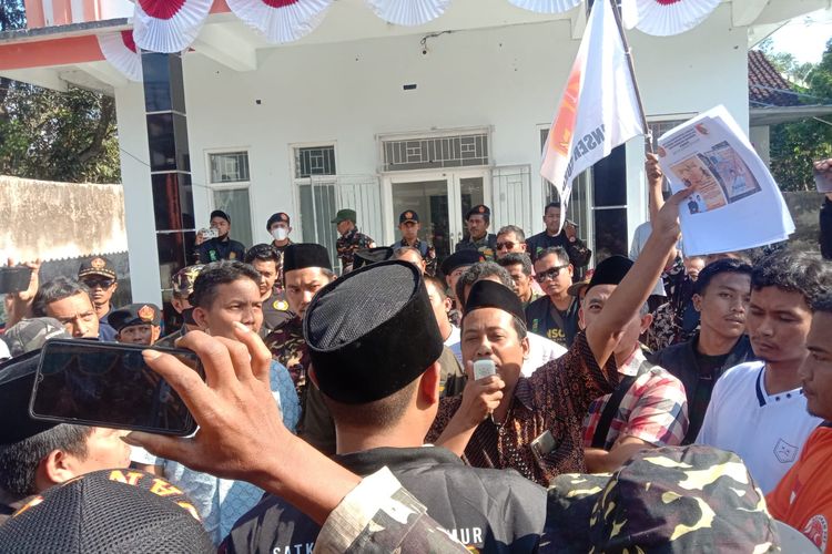 Puluhan anggota Banser Jember geruduk kantor DPD PKS Jember karena catut logo NU 