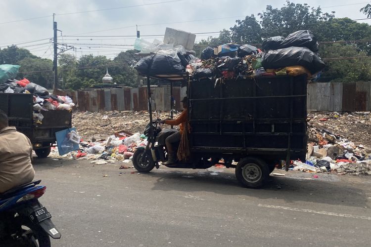 Gerobak Sampah Kembali Antre di TPS Rawajati Imbas Bantargebang Longsor