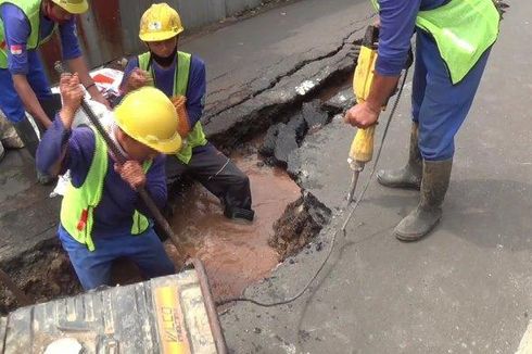 Jalan Gudang Air di Ciracas yang Retak Sepanjang 30 Meter Kini Sudah Bisa Dilalui