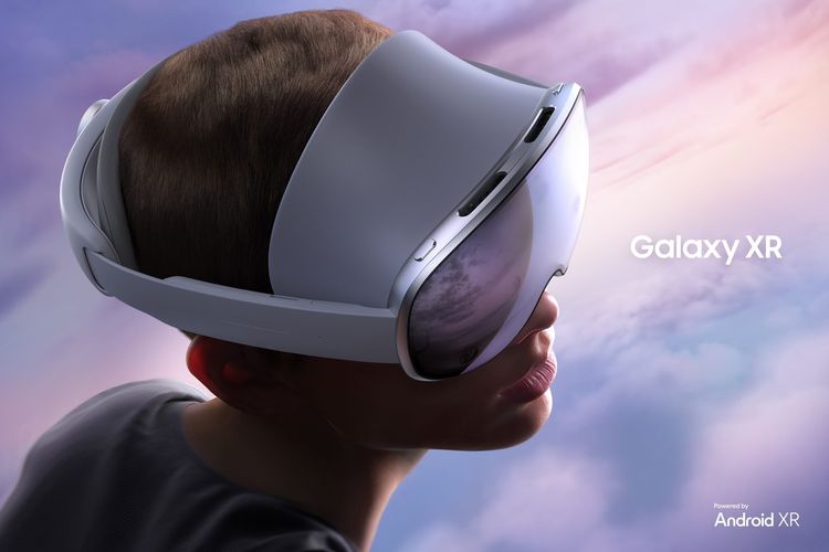 Samsung resmi meluncurkan Galaxy XR, headset kacamata realitas campuran (Extended Reality) pertamanya di Amerika Serikat, hari ini, Rabu (22/10/2025). 

