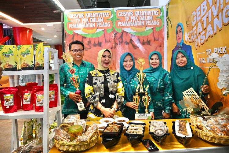 Pejabat (Pj) Ketua TP-PKK Sulsel, Sofha Marwah Bahtiar berfoto bersama pemenang lomba Gebyar Kreatifitas TP-PKK dalam Pemanfaatan Pisang, di Atrium Tokyo, Phinisi Point Mall, Makassar, Sulsel, Selasa (5/12/2023).