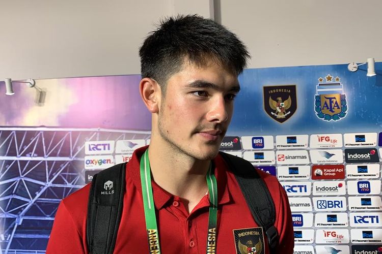 Elkan Baggott saat ditemui awak media termasuk Kompas.com di area mixed zone seusai laga timnas Indonesia vs Argentina di Stadion Utama Gelora Bung Karno (SUGBK), Senayan, Jakarta, pada Senin (19/6/2023). Dalam kesempatan itu, Elkan Baggott buka suara seusai bertukar jersey dengan pemain timnas Argentina, Cristian Romero.