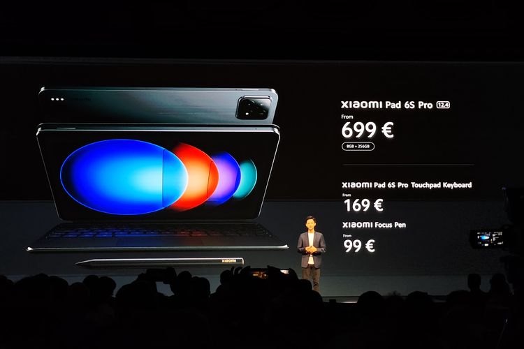 TJ Walton, Senior Product Marketing Manager International Communications Xiaomi, ketika mengumumkan Xiaomi Pad 6S Pro dalam acara peluncuran globalnya di Barcelona, Spanyol (25/2/2024).