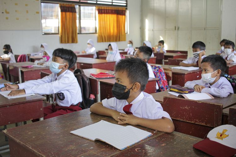 Siswa mengikuti pembelajaran tatap muka (PTM) di SDN 010 Batam Kota, Batam, Kepulauan Riau, Senin (10/1/2022). Sejumlah sekolah di Kota Batam yang telah mendapatkan izin dari Dinas Pendidikan Kota Batam mulai melakukan PTM dengan kapasitas 100 persen dan tetap menerapkan protokol kesehatan yang ketat.