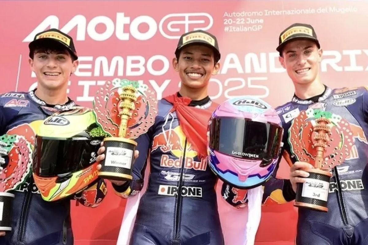 Pebalap Indonesia, Veda Ega Pratama (tengah) berhasil finis pertama di RedBull Rookies Cup 2025 di sirkuit Mugello pada Sabtu (21/6/2024).