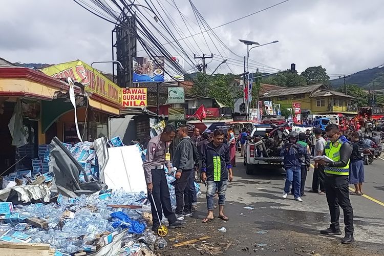Kondisi kecelakaan beruntun di Jalur Puncak Bogor, Jawa Barat, Selasa (23/1/2024).