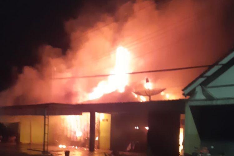 Toko milik Didi Hermanto warga Purworejo yang terbakar saat ia tengah tidur, rumah tersebut terbakar diduga akibat korsleting 