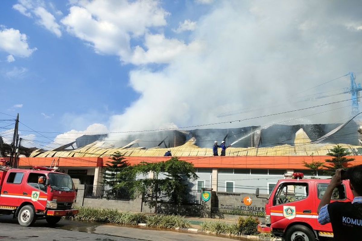 Suasana pemadaman api lokasi kebakaran RS Salak Kota Bogor, Jawa Barat, pada Jumat (7/4/2023) sore. 