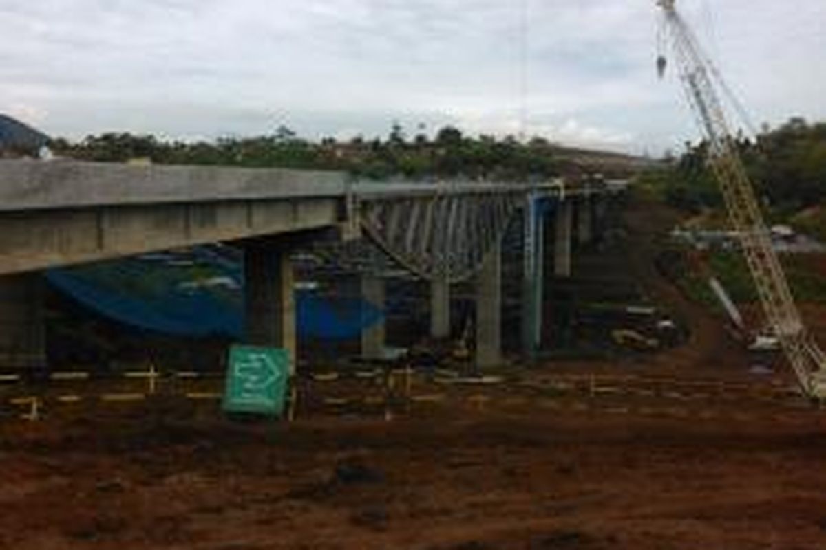 Penampakan Jembatan Cisaronge yang baru dibangun 80 persen. Rencananya, dalam dua bulan ke depan jembatan sepanjang 350 m ini akan selesai namun belum bisa dioperasikan.