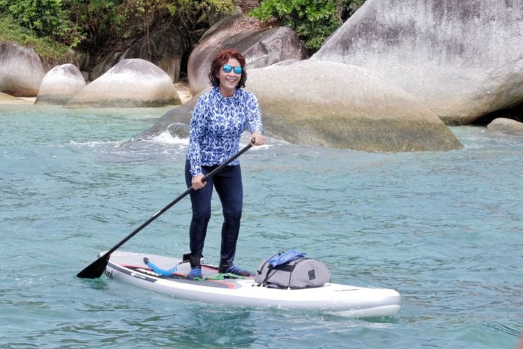 Menteri Kelautan dan Perikanan, Susi Pudjiastuti mendayung paddle board di laut Pulau Batu Sindu, Natuna, Kepulauan Riau, Minggu (28/1/2