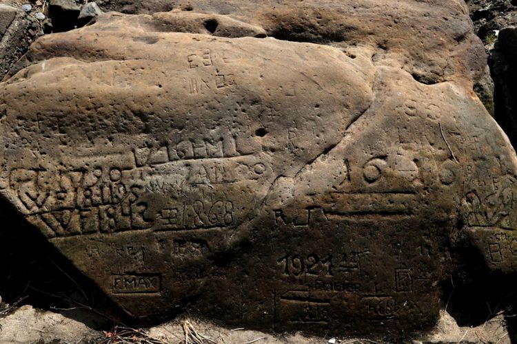 Salah satu batu tua berusia ratusan tahun yang digunakan sebagai petunjuk adanya kekeringan di Eropa dengan berbagai penanggalan sejah ratusan tahun lalu. Selain batas air yang ditunjukkan dengan garis dan tanggal, batu tua itu juga menyimpan pesan.