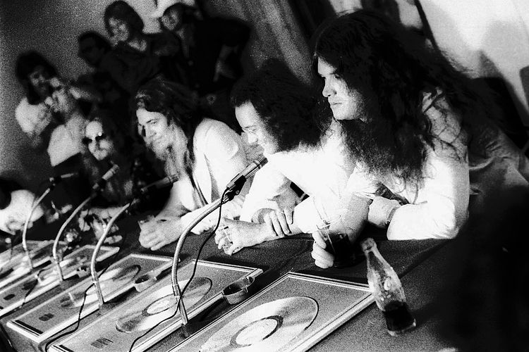 Lima anggota Deep Purple dalam jumpa pers sebelum konser 4-5 Desember 1975 di Stadion Utama Senayan, Jakarta. Dari kiri ke kanan adalah David Coverdale (vokal), Jon Lord (kibor, tidak terlihat), Tommy Bolin (gitar), Ian Paice (drum) dan Glenn Hughes (bas). 

kompas/jimmy s harianto