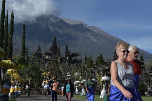 Gunung Agung Erupsi, Wisatawan Tetap Berkunjung ke Pura Besakih