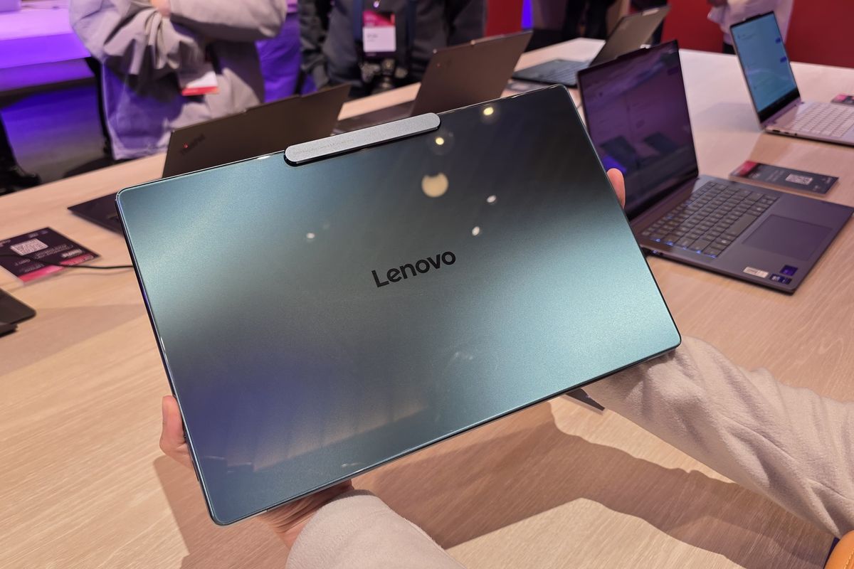 Tampilan punggung dari Lenovo Yoga Slim 9i series yang dipamerkan di ajang Discover Lenovo Aura Edition AI PC