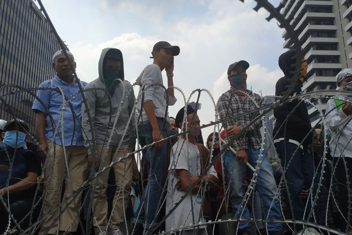 Kawat berduri menghalau aksi unjuk rasa massa yang mendemo Bawaslu di perempatan Sarinah, Jakarta Pusat Rabu (22/5/2019) siang.